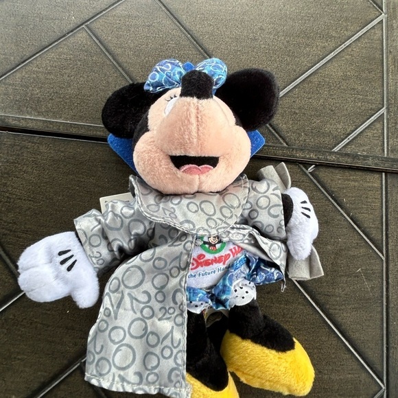 Vintage Deadstock Minnie Mouse 2000 Grad Nite plush, cap, gown, diploma - Picture 9 of 10